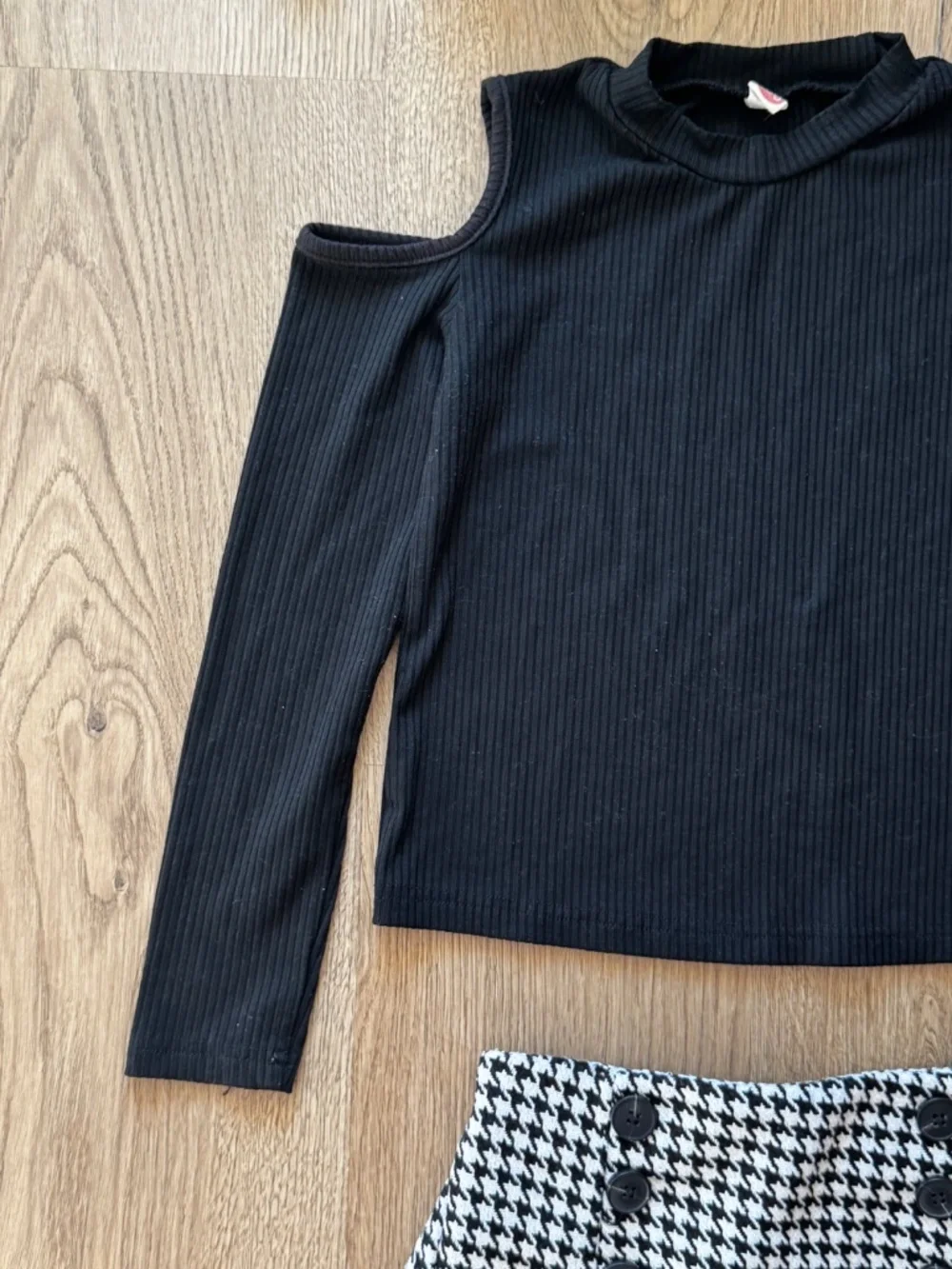 Girls 2-Piece Black Cold Shoulder Top & Houndstooth Skirt Set Size 6